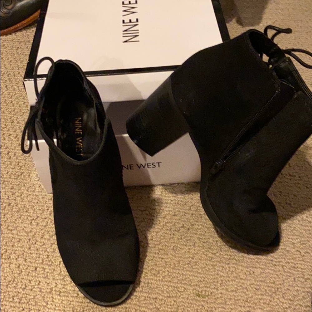 NINE WEST Peep hole booties